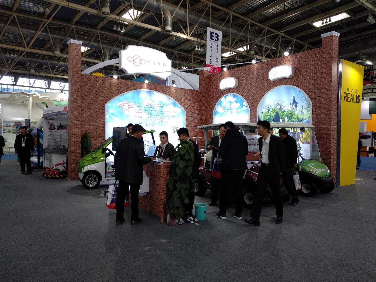 綠友GREENMAN電動(dòng)車(chē)輛亮相游樂(lè)設(shè)施展會(huì) 電動(dòng)看房車(chē)